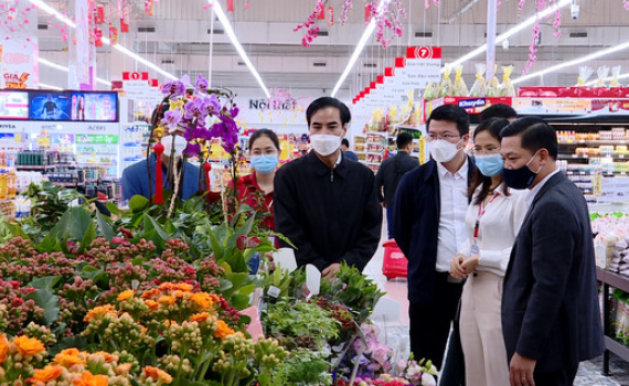 L&atilde;nh đạo UBND tỉnh Ninh B&igrave;nh kiểm tra h&agrave;ng h&oacute;a phục vụ Tết 