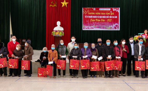 Tặng qu&agrave; cho người ngh&egrave;o, bệnh nh&acirc;n, nh&acirc;n vi&ecirc;n y tế trong khu phong tỏa