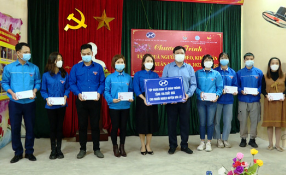 Tặng qu&agrave; Tết Nh&acirc;m Dần cho đo&agrave;n vi&ecirc;n thanh ni&ecirc;n huyện Hoa Lư