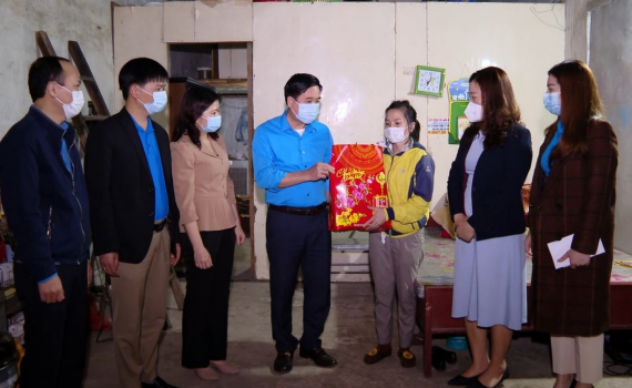Thăm, tặng qu&agrave; c&ocirc;ng nh&acirc;n lao động ngoại tỉnh kh&ocirc;ng thể về qu&ecirc; đ&oacute;n Tết