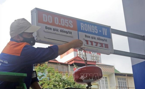 Gi&aacute; xăng dầu đồng loạt tăng, xăng E5RON92 tăng 609 đồng/l&iacute;t