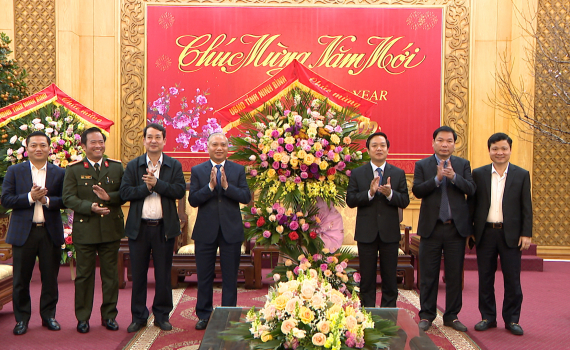 C&aacute;c đo&agrave;n ch&uacute;c mừng Tỉnh ủy nh&acirc;n dịp Kỷ niệm 92 năm ng&agrave;y th&agrave;nh lập Đảng Cộng sản Việt Nam