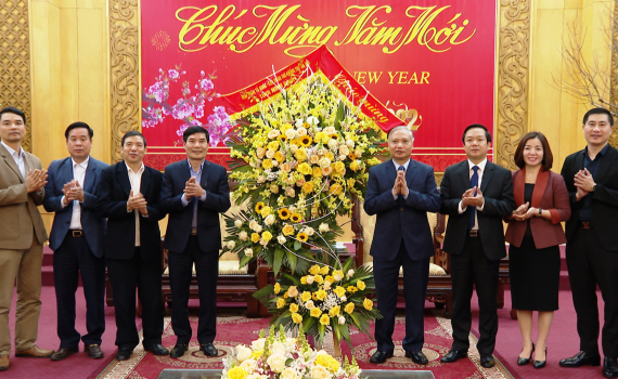 Đo&agrave;n đại biểu Ủy ban MTTQ Việt Nam tỉnh v&agrave; c&aacute;c tổ chức đo&agrave;n thể ch&iacute;nh trị ch&uacute;c mừng Tỉnh ủy nh&acirc;n Kỷ niệm 92 năm ng&agrave;y th&agrave;nh lập Đảng