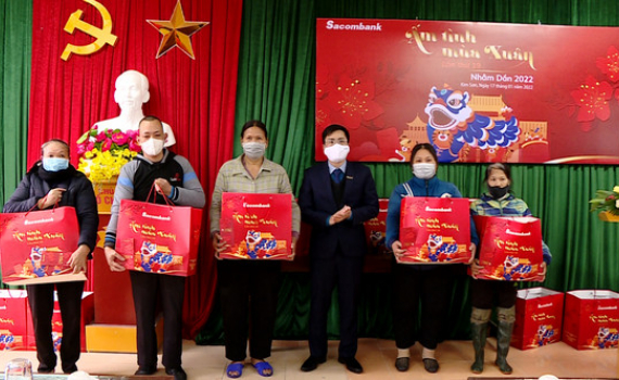 Sacombank Ninh B&igrave;nh tặng qu&agrave; Tết cho c&aacute;c gia đ&igrave;nh ch&iacute;nh s&aacute;ch