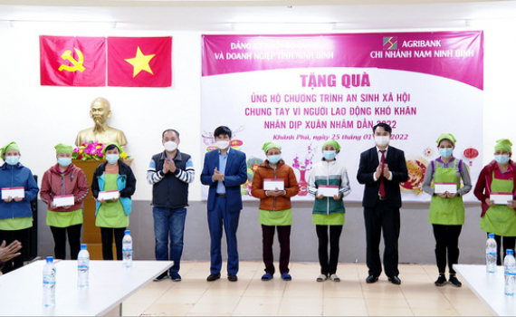 600 suất qu&agrave; Tết tặng c&ocirc;ng nh&acirc;n lao động v&agrave; gia đ&igrave;nh c&oacute; ho&agrave;n cảnh kh&oacute; khăn