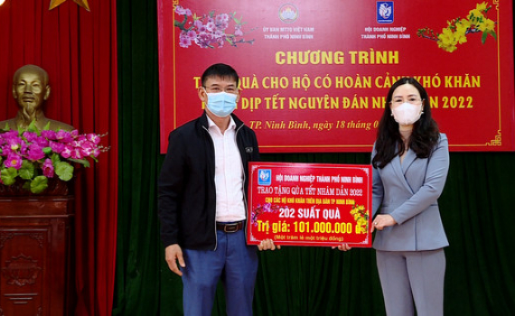 Trao qu&agrave; Tết cho gia đ&igrave;nh c&oacute; ho&agrave;n cảnh kh&oacute; khăn tại th&agrave;nh phố Ninh B&igrave;nh