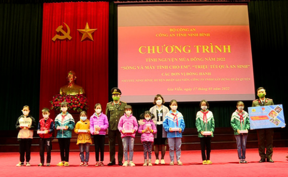 C&ocirc;ng an tỉnh Ninh B&igrave;nh trao qu&agrave; cho học sinh c&oacute; ho&agrave;n cảnh kh&oacute; khăn