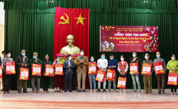 Sở Kế hoạch v&agrave; Đầu tư tặng qu&agrave; Tết cho hộ ngh&egrave;o v&agrave; gia đ&igrave;nh ch&iacute;nh s&aacute;ch