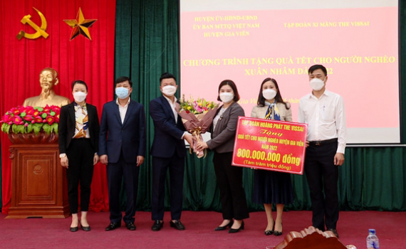 Gia Viễn chăm lo Tết cho những người c&oacute; ho&agrave;n cảnh kh&oacute; khăn