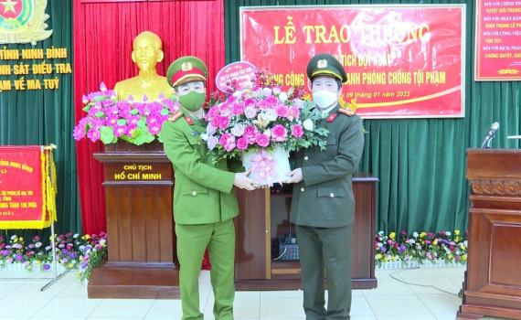 Gi&aacute;m đốc C&ocirc;ng an tỉnh Ninh B&igrave;nh thưởng n&oacute;ng vụ bắt đối tượng mua b&aacute;n tr&aacute;i ph&eacute;p heroin