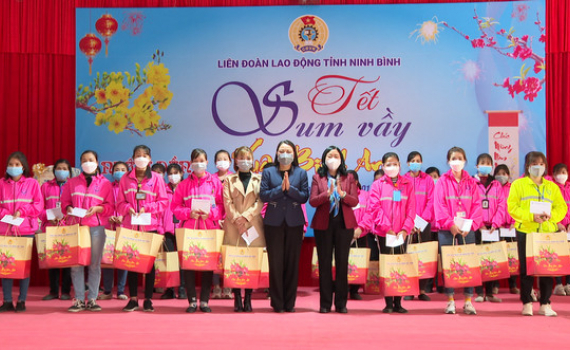 Đo&agrave;n c&ocirc;ng t&aacute;c của Trung ương tặng qu&agrave; Tết tại Ninh B&igrave;nh