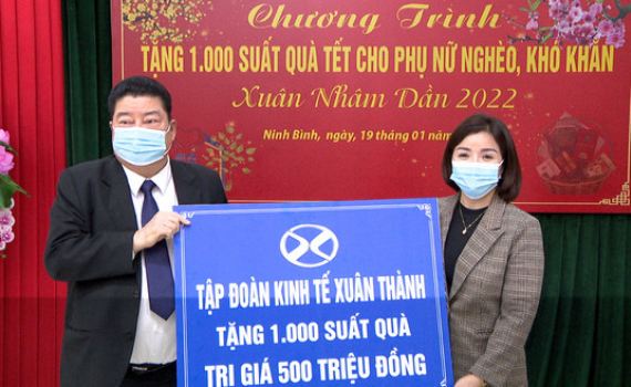 Tập đo&agrave;n Kinh tế Xu&acirc;n Th&agrave;nh tặng qu&agrave; cho phụ nữ c&oacute; ho&agrave;n cảnh kh&oacute; khăn