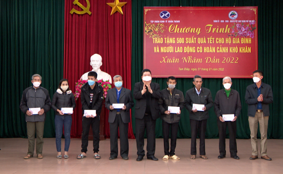 Tập đo&agrave;n Kinh tế Xu&acirc;n Th&agrave;nh tặng qu&agrave; Tết tại Tam Điệp