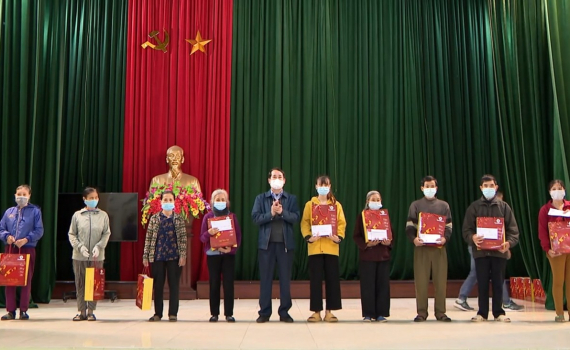 Tặng qu&agrave; Tết cho c&aacute;c hộ ngh&egrave;o của x&atilde; Y&ecirc;n Nh&acirc;n