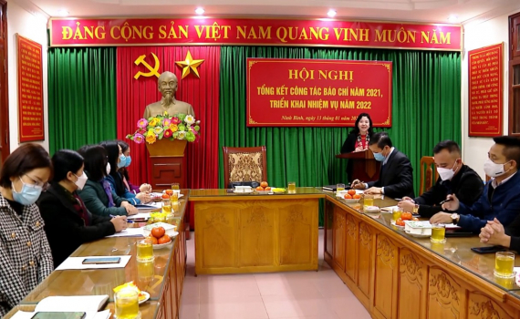 Đồng ch&iacute; B&ugrave;i Mai Hoa chủ tr&igrave; Hội nghị triển khai nhiệm vụ c&ocirc;ng t&aacute;c B&aacute;o ch&iacute; năm 2022