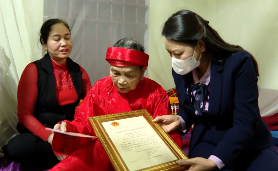 Đồng ch&iacute; B&iacute; thư Tỉnh ủy Nguyễn Thị Thu H&agrave; tặng qu&agrave; Tết tại huyện Nho Quan