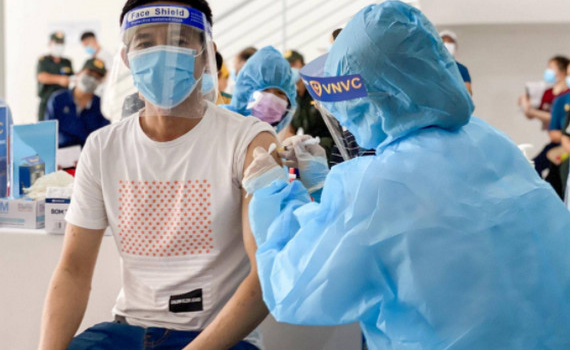 Th&uacute;c đẩy mạnh mẽ, quyết liệt việc ti&ecirc;m vaccine ph&ograve;ng COVID-19, bảo đảm an to&agrave;n, hiệu quả
