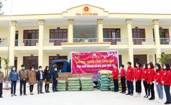 Hội Chữ thập đỏ tỉnh tặng qu&agrave; tại huyện Y&ecirc;n M&ocirc;