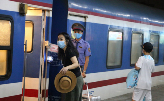 Xe kh&aacute;ch, t&agrave;u hỏa, m&aacute;y bay vẫn 'thong thả' đợi kh&aacute;ch về qu&ecirc; ăn Tết