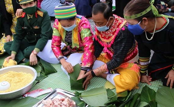 Trao 700 phần qu&agrave; trong chương tr&igrave;nh &ldquo;G&oacute;i b&aacute;nh chưng xanh c&ugrave;ng người ngh&egrave;o ăn Tết&rdquo;