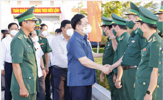 Chủ tịch Quốc hội Vương Đ&igrave;nh Huệ dự Chương tr&igrave;nh "Xu&acirc;n bi&ecirc;n ph&ograve;ng ấm l&ograve;ng d&acirc;n biển" tại tỉnh C&agrave; Mau 
