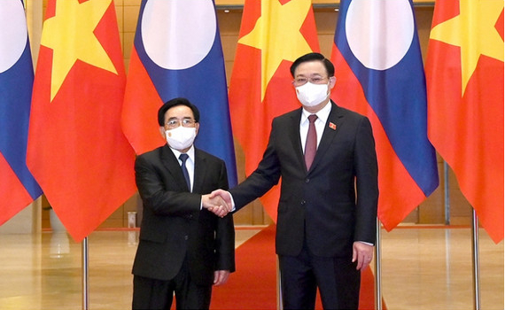 Chủ tịch Quốc hội Vương Đ&igrave;nh Huệ hội kiến Thủ tướng Ch&iacute;nh phủ L&agrave;o