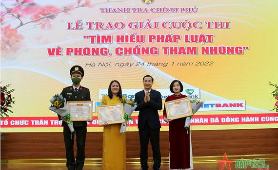 Trao giải cuộc thi &ldquo;T&igrave;m hiểu ph&aacute;p luật về ph&ograve;ng, chống tham nhũng&rdquo;