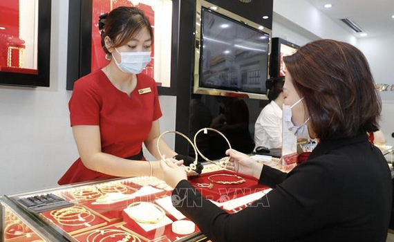 Gi&aacute; v&agrave;ng trong nước quay đầu giảm nhẹ sau khi x&aacute;c lập đỉnh mới