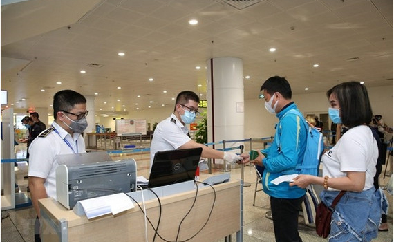 Bộ Y tế đề nghị tạo điều kiện thuận lợi cho người nhập cảnh v&agrave;o Việt Nam nh&acirc;n dịp Tết