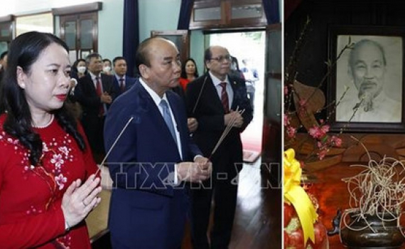 Chủ tịch nước Nguyễn Xu&acirc;n Ph&uacute;c d&acirc;ng hương tưởng nhớ Chủ tịch Hồ Ch&iacute; Minh tại Nh&agrave; 67