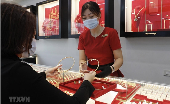 Gi&aacute; v&agrave;ng trong nước quay đầu giảm hơn 200 ngh&igrave;n đồng/lượng
