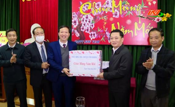 Đồng ch&iacute; Nguyễn Cao Sơn thăm, ch&uacute;c Tết một số đơn vị l&agrave;m nhiệm vụ trong đ&ecirc;m Giao thừa