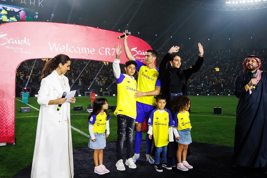 Hình ảnh Ronaldo ra mắt tại Saudi Arabia - Báo và Phát thanh - Truyền hình Ninh Bình