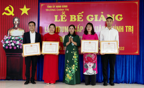 Bế giảng lớp Trung cấp l&yacute; luận ch&iacute;nh trị hệ tập trung kho&aacute; IX