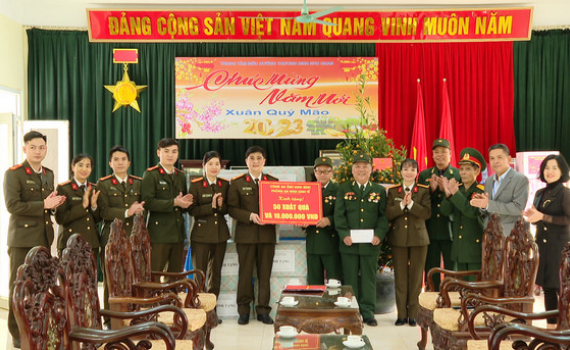 Thăm, tặng qu&agrave; nh&acirc;n dịp Tết Nguy&ecirc;n đ&aacute;n Qu&yacute; M&atilde;o 2023