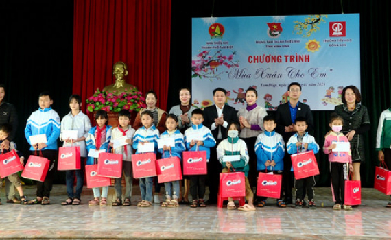 Chương tr&igrave;nh &ldquo;M&ugrave;a xu&acirc;n cho em&rdquo; nh&acirc;n dịp Tết Nguy&ecirc;n đ&aacute;n Xu&acirc;n Qu&yacute; M&atilde;o tại x&atilde; Đ&ocirc;ng Sơn