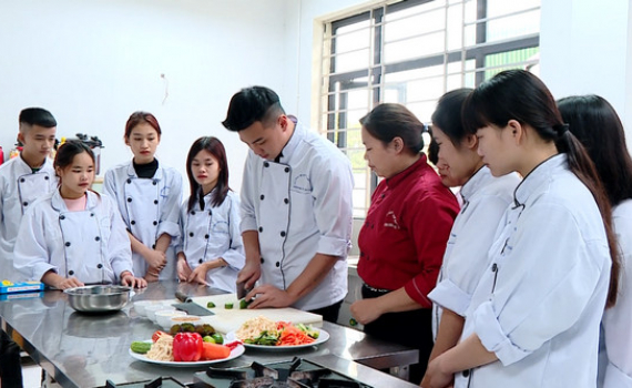 Đẩy mạnh đ&agrave;o tạo nh&acirc;n lực chất lượng cao cho du lịch Ninh B&igrave;nh