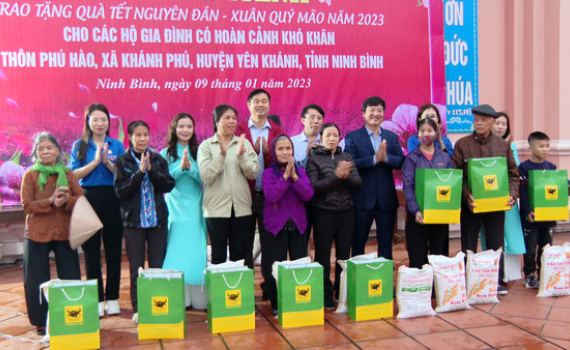 C&ocirc;ng ty cổ phần B&igrave;nh Điền - Ninh B&igrave;nh trao qu&agrave; Tết