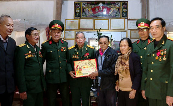 Hội chiến sỹ Th&agrave;nh cổ Quảng Trị tặng qu&agrave; Tết cho hội vi&ecirc;n c&oacute; ho&agrave;n cảnh kh&oacute; khăn nh&acirc;n dịp Xu&acirc;n Qu&yacute; M&atilde;o