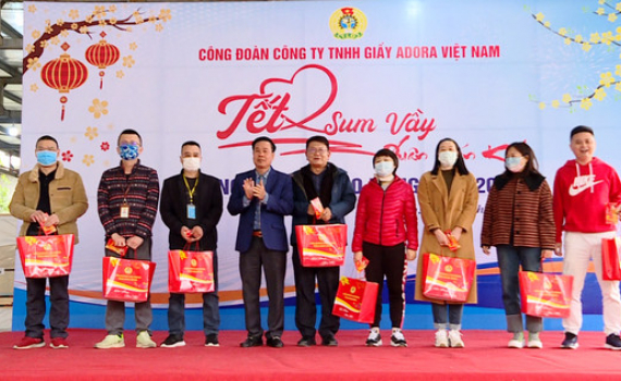 Li&ecirc;n đo&agrave;n Lao động tỉnh Ninh B&igrave;nh tặng qu&agrave; c&aacute;c chuy&ecirc;n gia nước ngo&agrave;i  