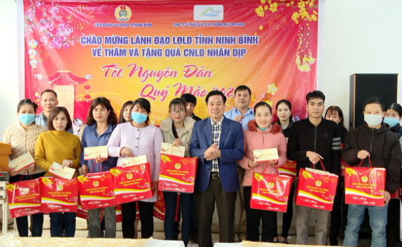 Li&ecirc;n đo&agrave;n Lao động tỉnh thăm, tặng qu&agrave; c&ocirc;ng nh&acirc;n lao động c&oacute; ho&agrave;n cảnh kh&oacute; khăn tại TP. Ninh B&igrave;nh
