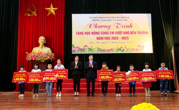 Ph&ograve;ng GD&ĐT huyện Hoa Lư trao học bổng "C&ugrave;ng em vượt kh&oacute; đến trường"