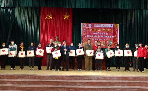 Hội Chữ Thập đỏ huyện Kim Sơn tặng qu&agrave; Tết Qu&yacute; M&atilde;o