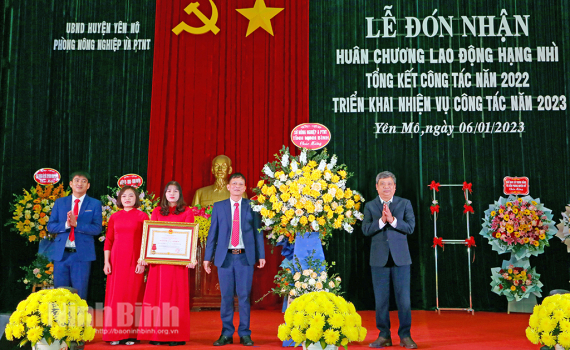 Ph&ograve;ng NN&PTNT huyện Y&ecirc;n M&ocirc; đ&oacute;n nhận Hu&acirc;n chương Lao động hạng Nh&igrave;