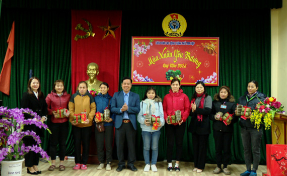 Thăm, tặng qu&agrave; c&ocirc;ng nh&acirc;n lao động kh&ocirc;ng c&oacute; điều kiện về qu&ecirc; đ&oacute;n Tết tại th&agrave;nh phố Tam Điệp