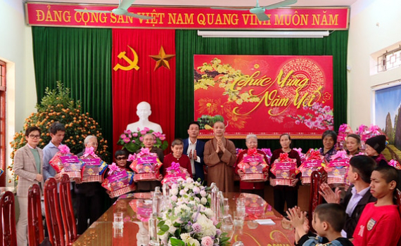 Ch&ugrave;a B&aacute;i Đ&iacute;nh thăm hỏi, tặng qu&agrave; Tết tại Trung t&acirc;m Bảo trợ v&agrave; C&ocirc;ng t&aacute;c x&atilde; hội tỉnh