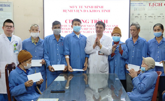  Bệnh viện Đa khoa tỉnh Ninh B&igrave;nh tặng qu&agrave; Tết cho bệnh nh&acirc;n c&oacute; ho&agrave;n cảnh kh&oacute; khăn