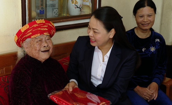 Đồng ch&iacute; B&iacute; thư Tỉnh ủy Nguyễn Thị Thu H&agrave; tặng qu&agrave; Tết Qu&yacute; M&atilde;o 2023 tại huyện Hoa Lư