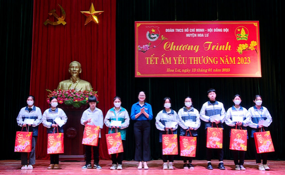 Hội Chữ thập đỏ, Đo&agrave;n Thanh ni&ecirc;n huyện Hoa Lư trao qu&agrave; Tết