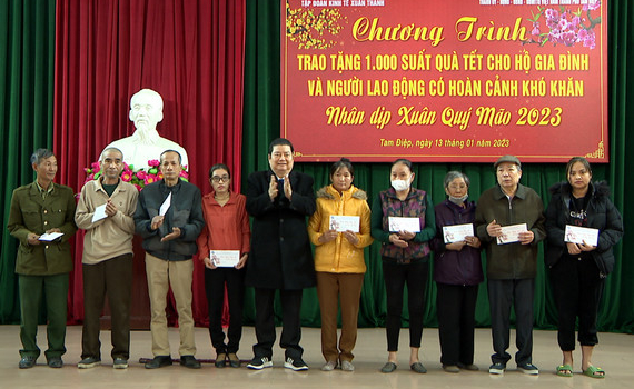 Tập đo&agrave;n Kinh tế Xu&acirc;n Th&agrave;nh trao qu&agrave; Tết cho c&aacute;c gia đ&igrave;nh v&agrave; người lao động c&oacute; ho&agrave;n cảnh kh&oacute; khăn tr&ecirc;n địa b&agrave;n tỉnh